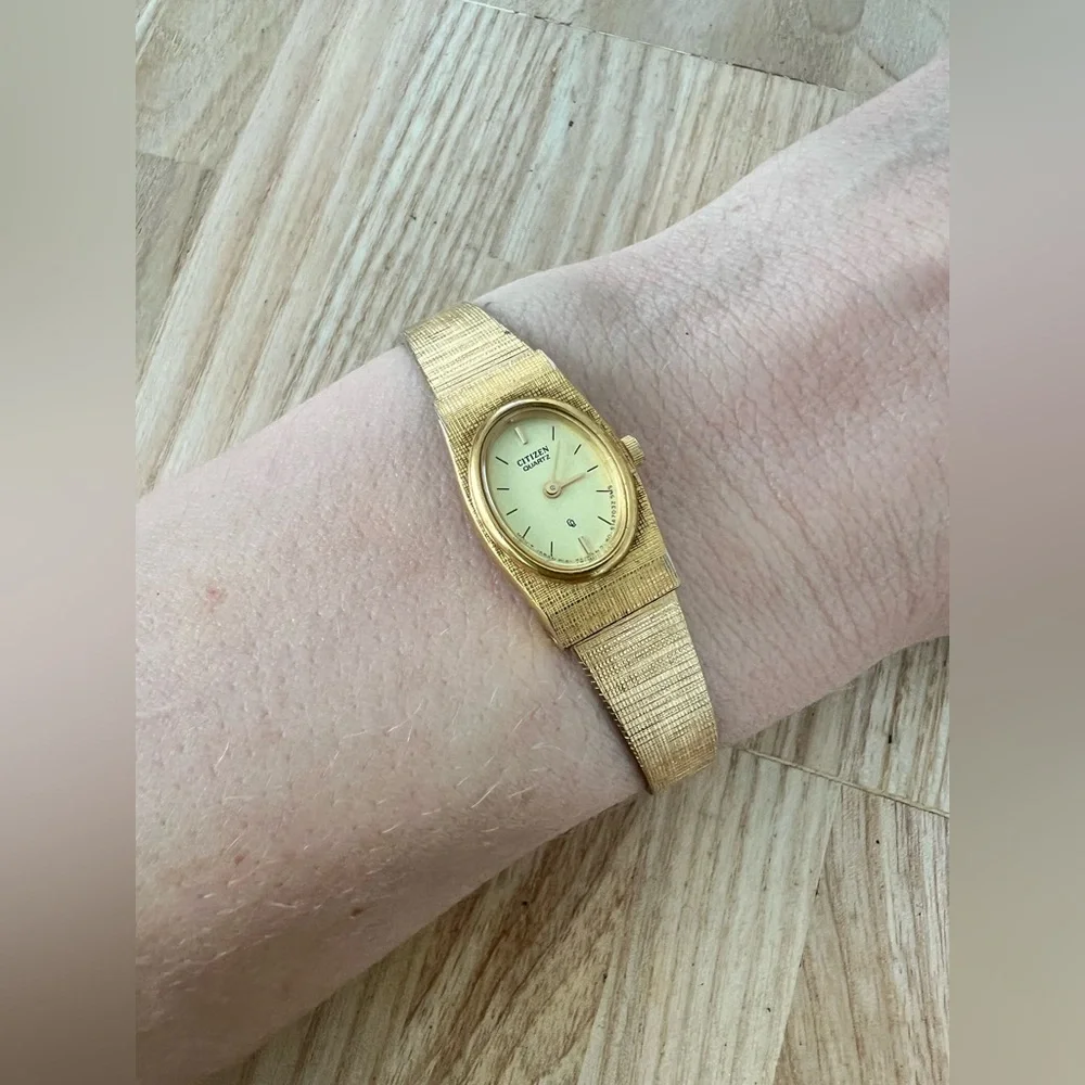 Vintage dainty Citizen Quartz ladies gold tone dress watch NEW BATTERY